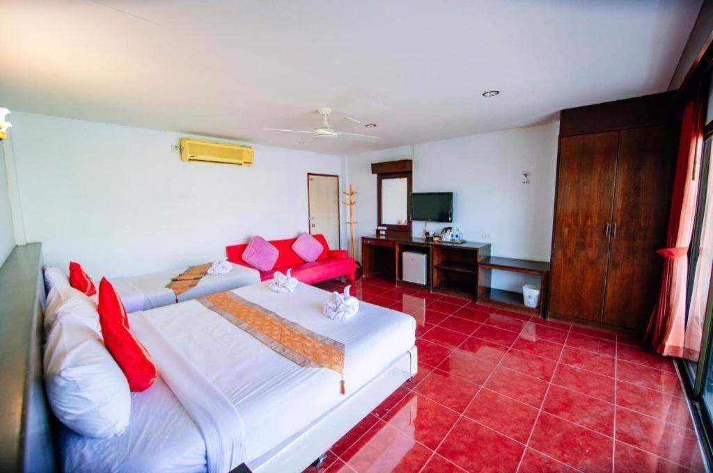 Отель Oyo 343 Wanna Marine Patong Экстерьер фото